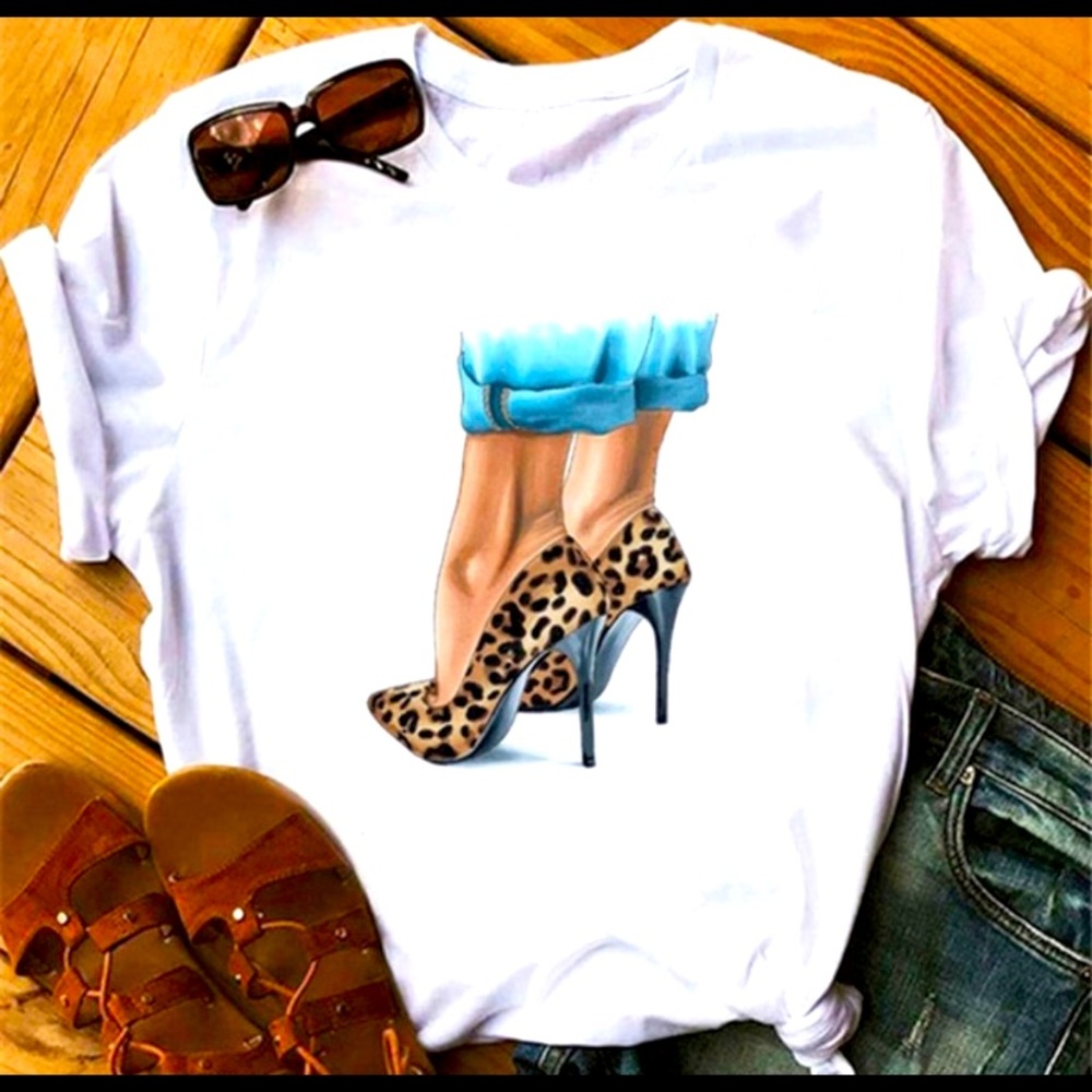 Graphic tee NWOT Leopard high heel pumps